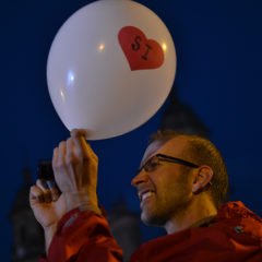 La plaza emocionada